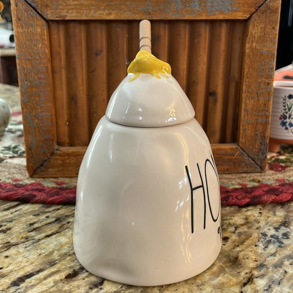 🌎 Rae Dunn HONEY Pot with Wooden Dipper Large Letter Yellow Bee on Lid - Picture 4 of 11